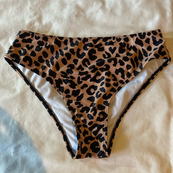 SHEIN cheetah print bikini bottom - Picture 1 of 7